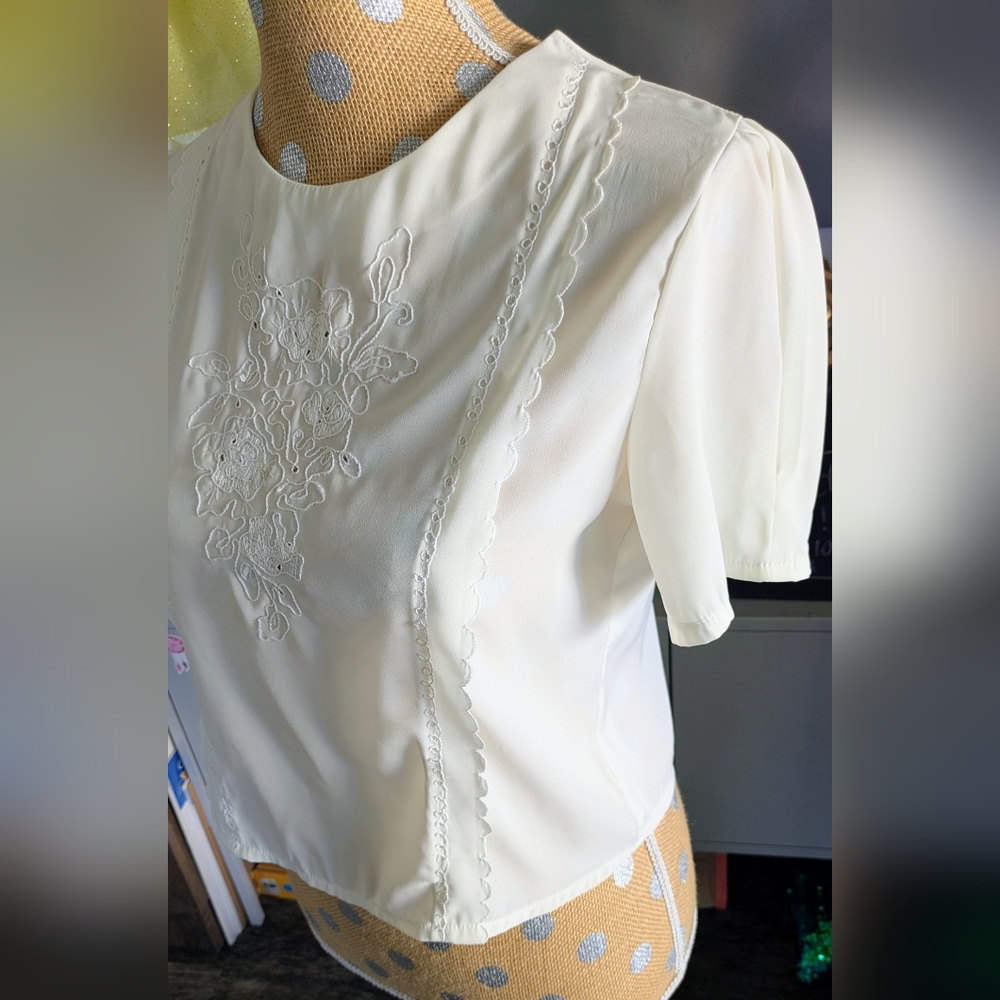 Elegant Cream Embroidered 1950s blouse has the sweetest lace details! 